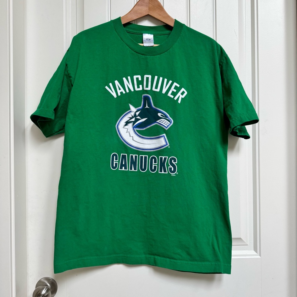Vancouver Canucks Green T Shirt. Size L